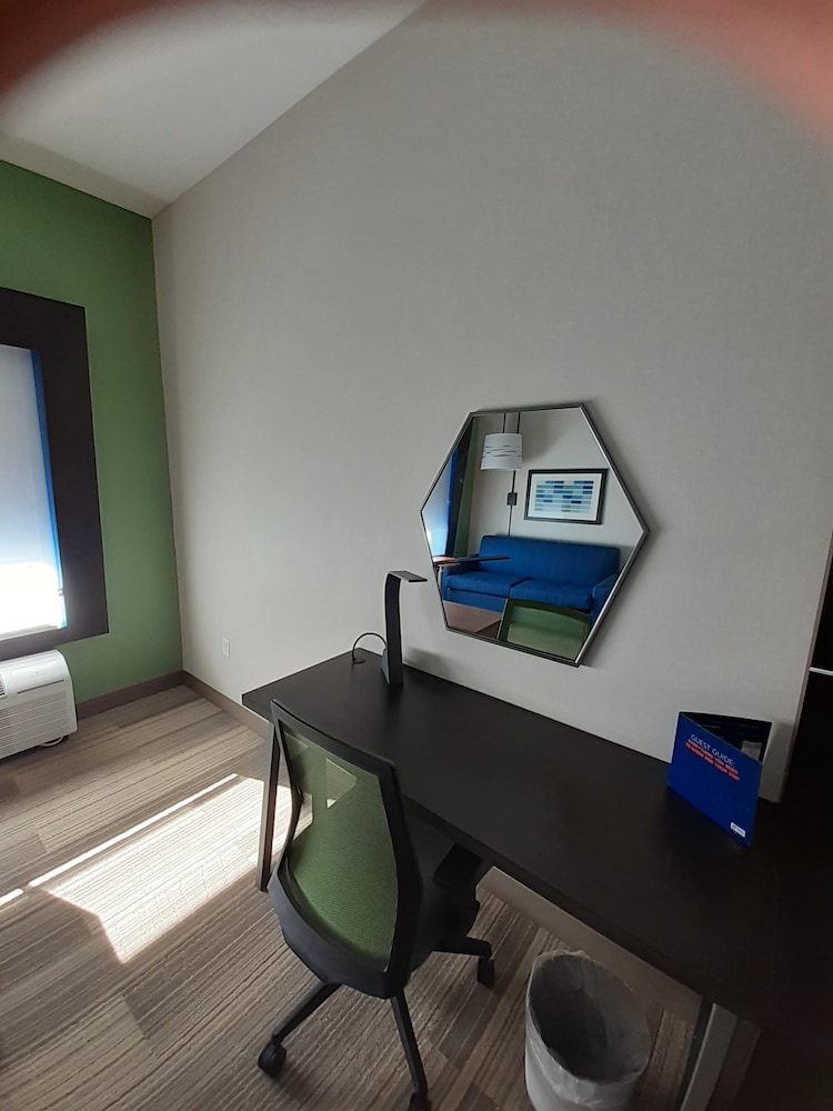 Holiday Inn Express and Suites Richburg 50/50