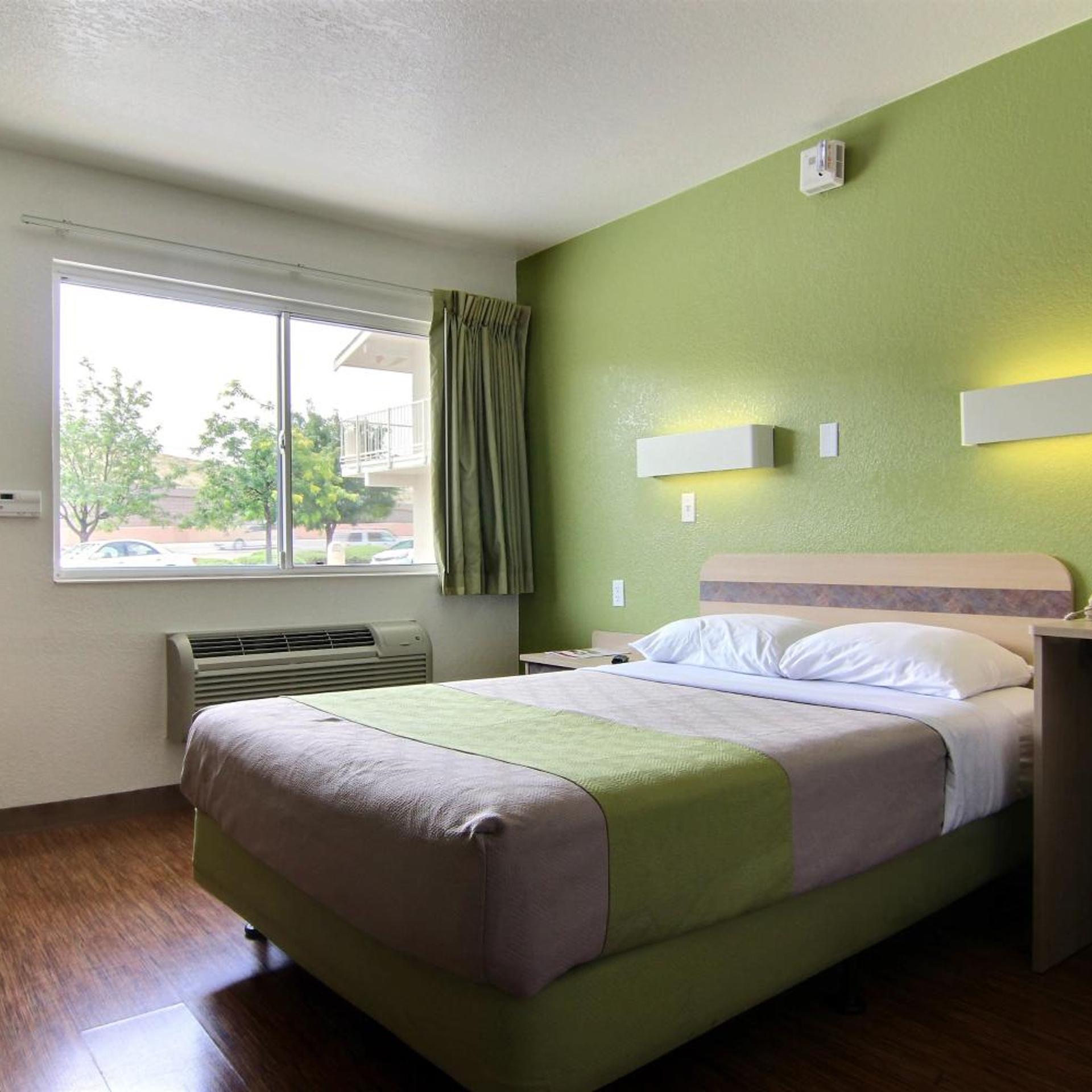 ROOM, DOUBLE BED