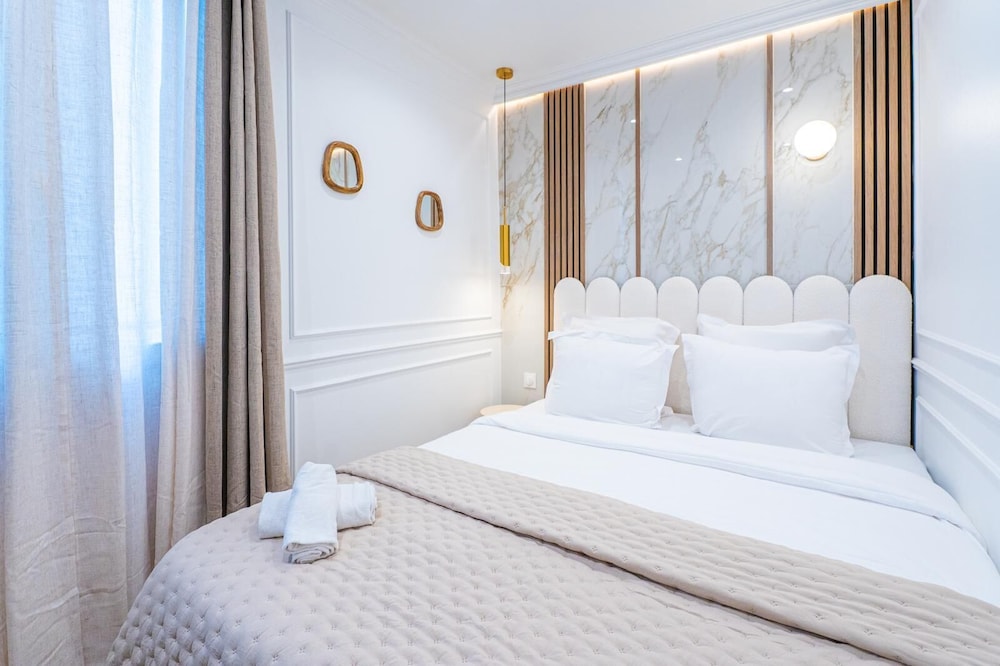 La Divine, Superior, Queen Bed, Sofa