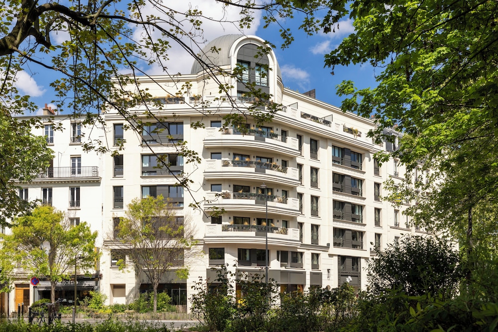 Yuna Porte Maillot - ApartHotel 4/50