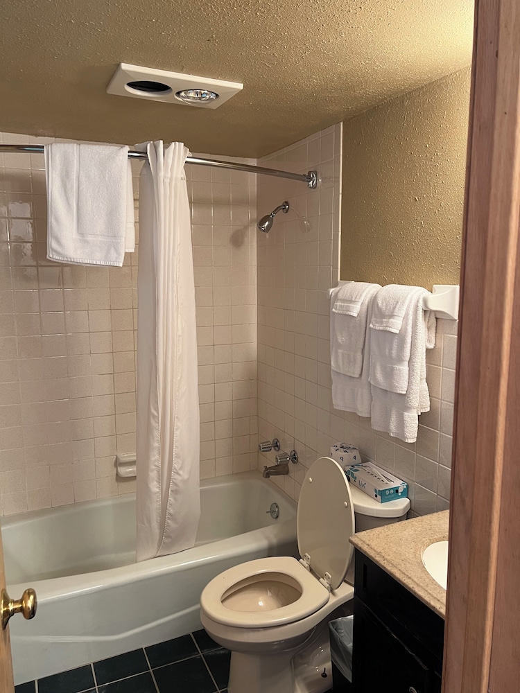 Amber s Inn & Suites 70/71