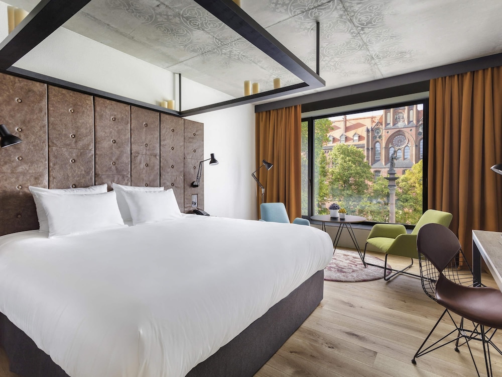 DELUXE, KING BED