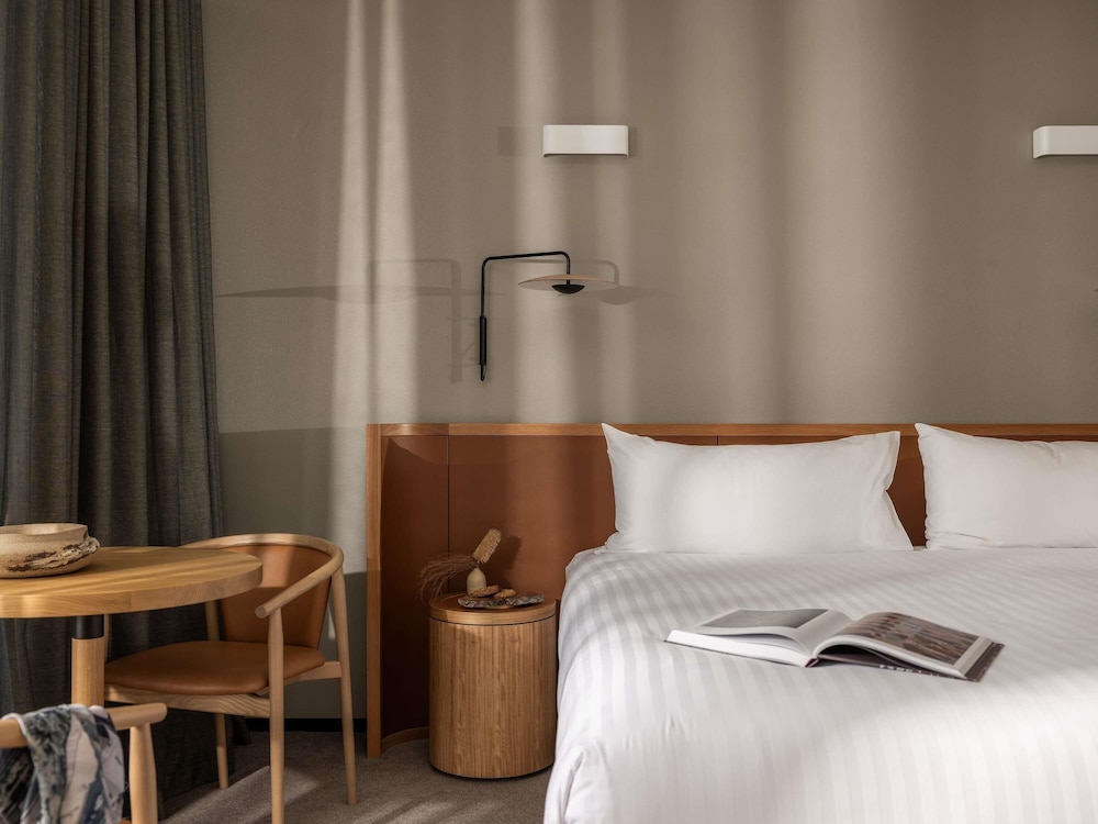 DELUXE, KING BED, RIVER VIEW