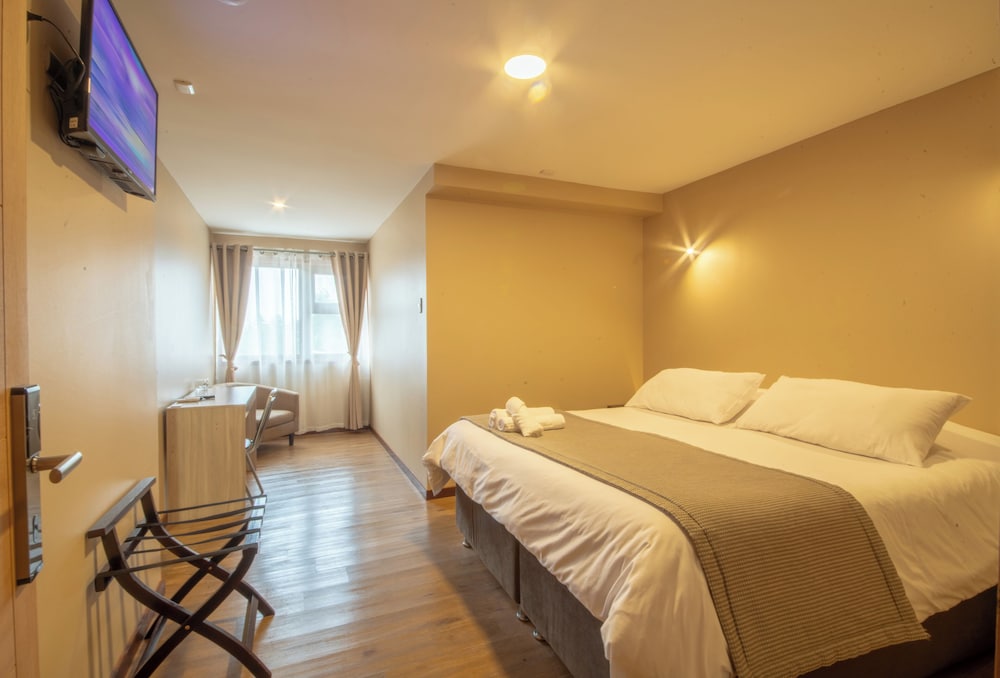 Standard, Queen Bed, Mountain View