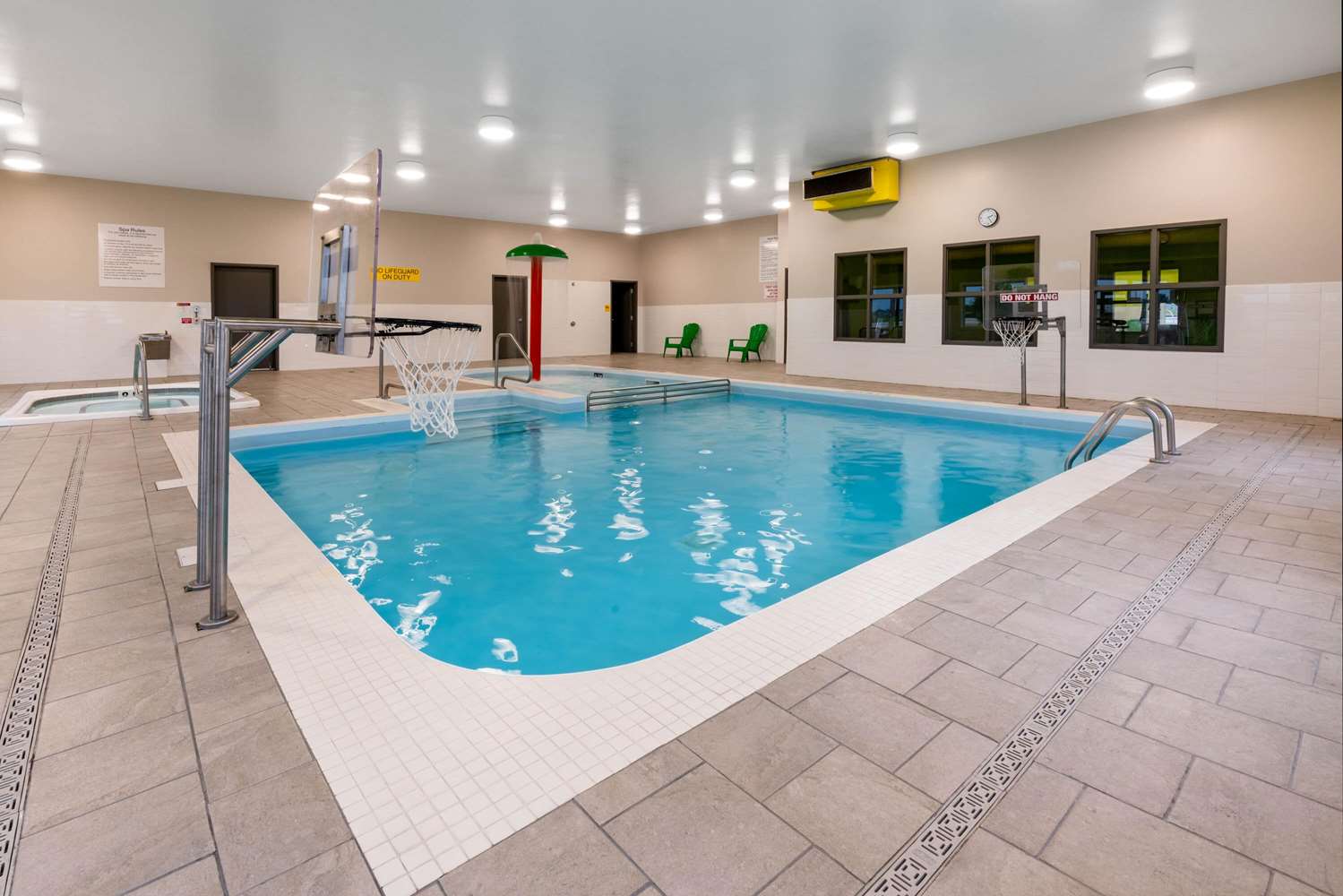 Super 8 by Wyndham Winnipeg East MB 18/31