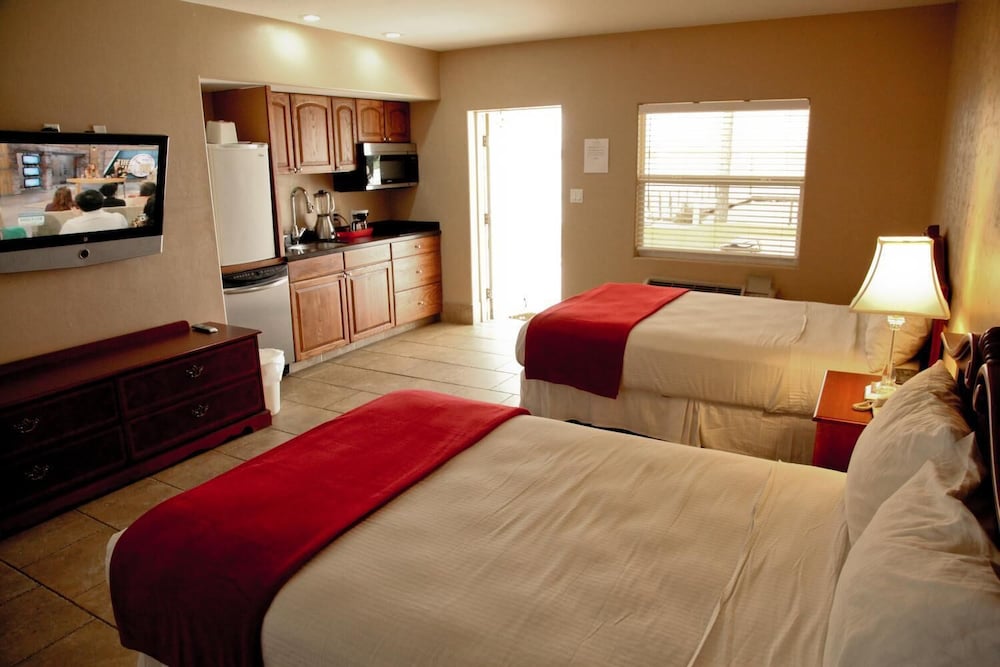 Lake Grassy Inn & Suites 14/38