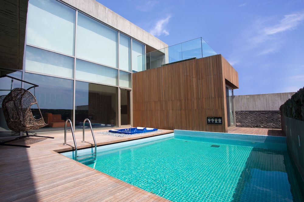 Bayhill Pool & Villa 41/77