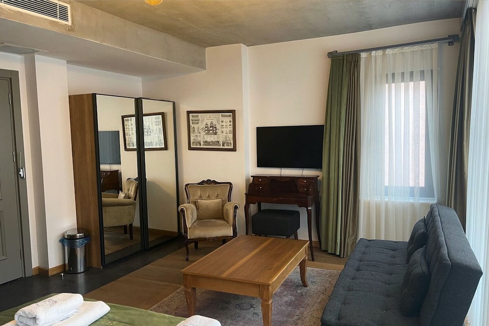 Aleksandr Pera Hotel 32/50