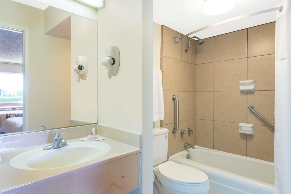 Super 8 by Wyndham Williamsburg 10/22