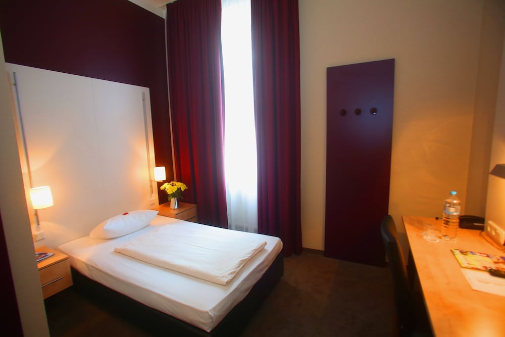 ROOM, SINGLE