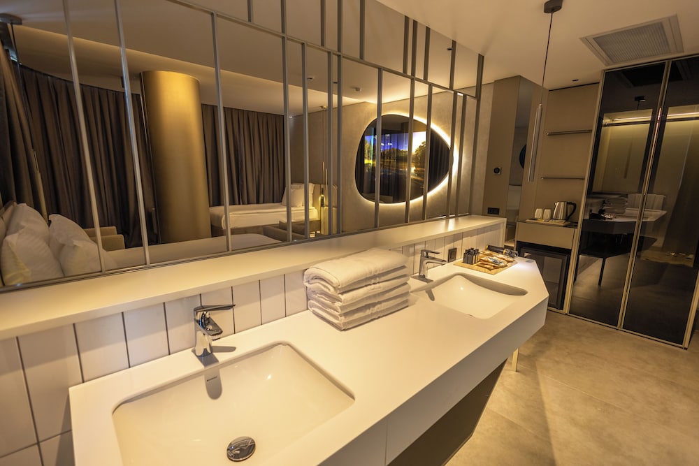 FOUR HILLS HOTEL 37/37
