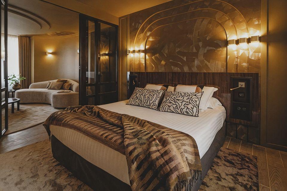 Suite, King Bed, Bath and Shower, Terrace
