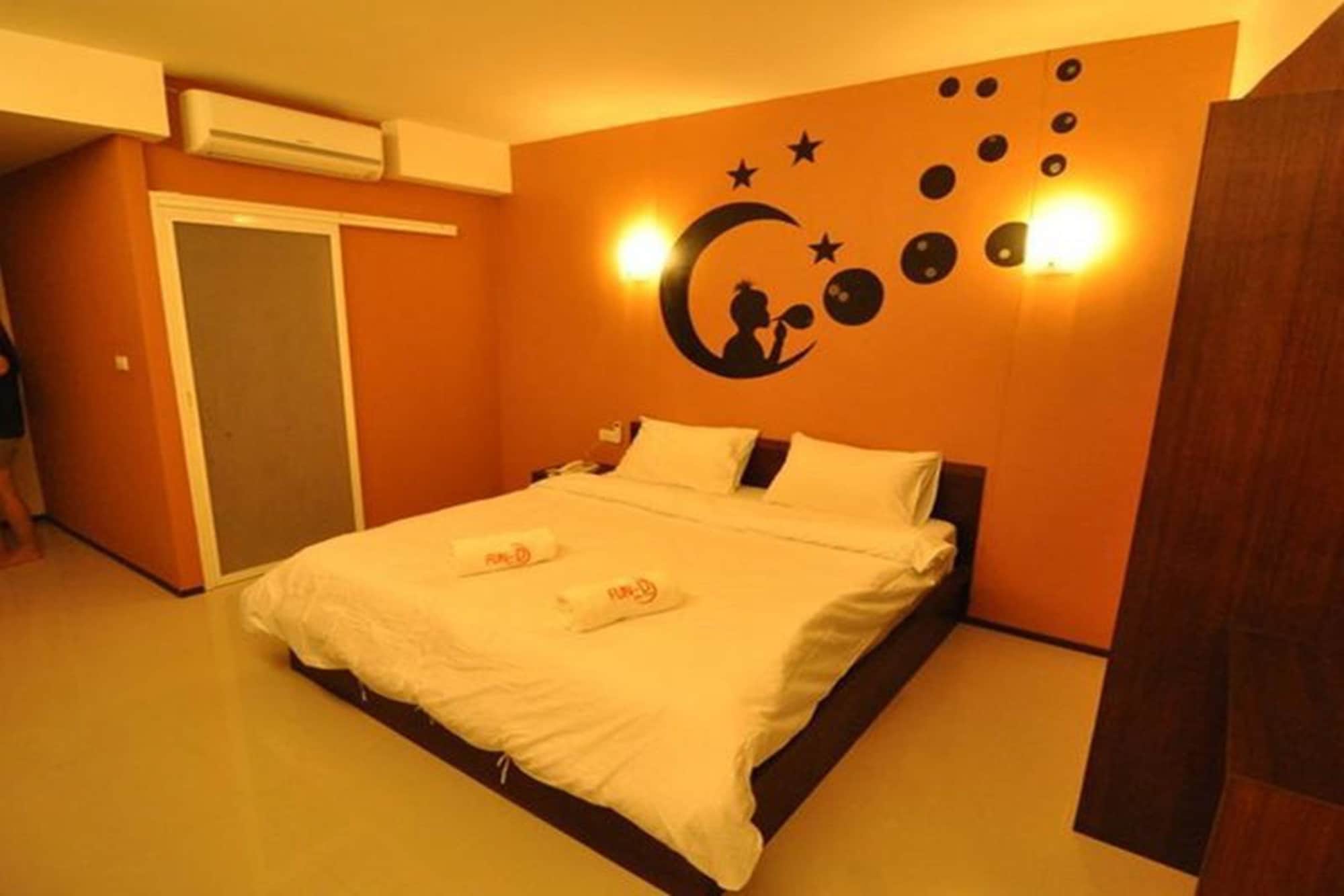 DELUXE, KING BED