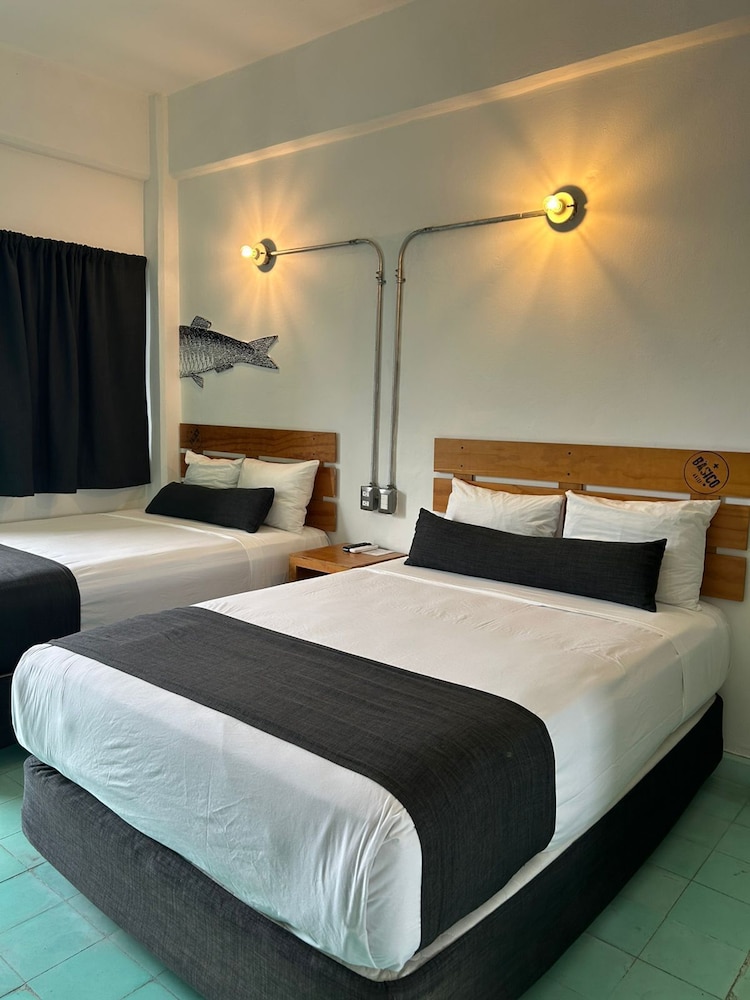 STANDARD, 2 DOUBLE BEDS