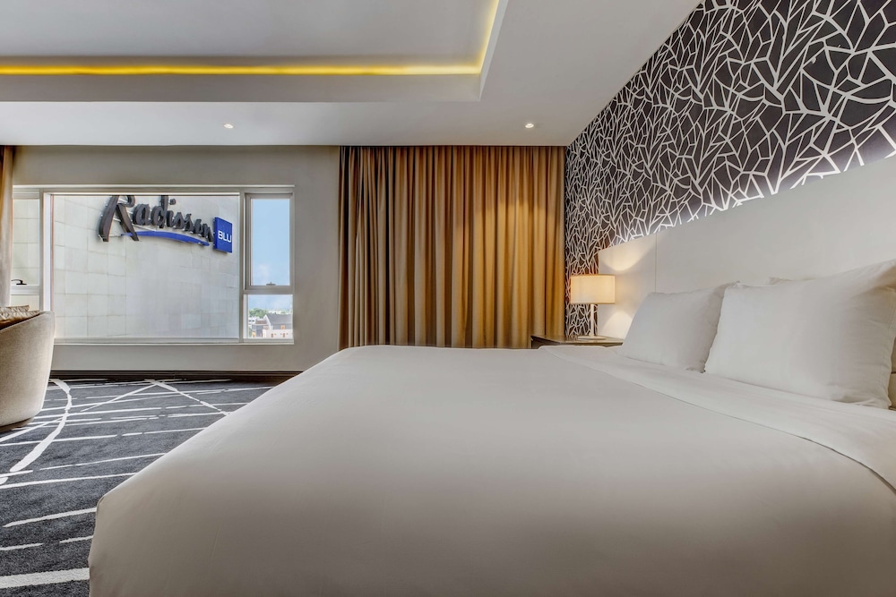 Junior Suite, King Bed, Lounge Access, Radisson Blu Lagos Ikeja 4/5