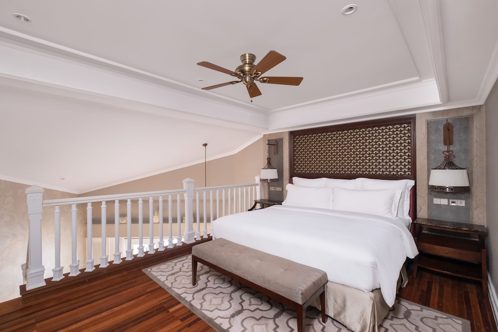 Mezzanine, Premium, King Bed, Balcony, Club Lounge Access