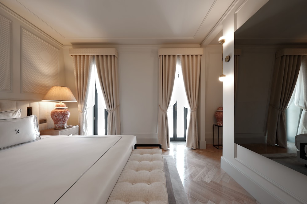 PALACE, SUITE