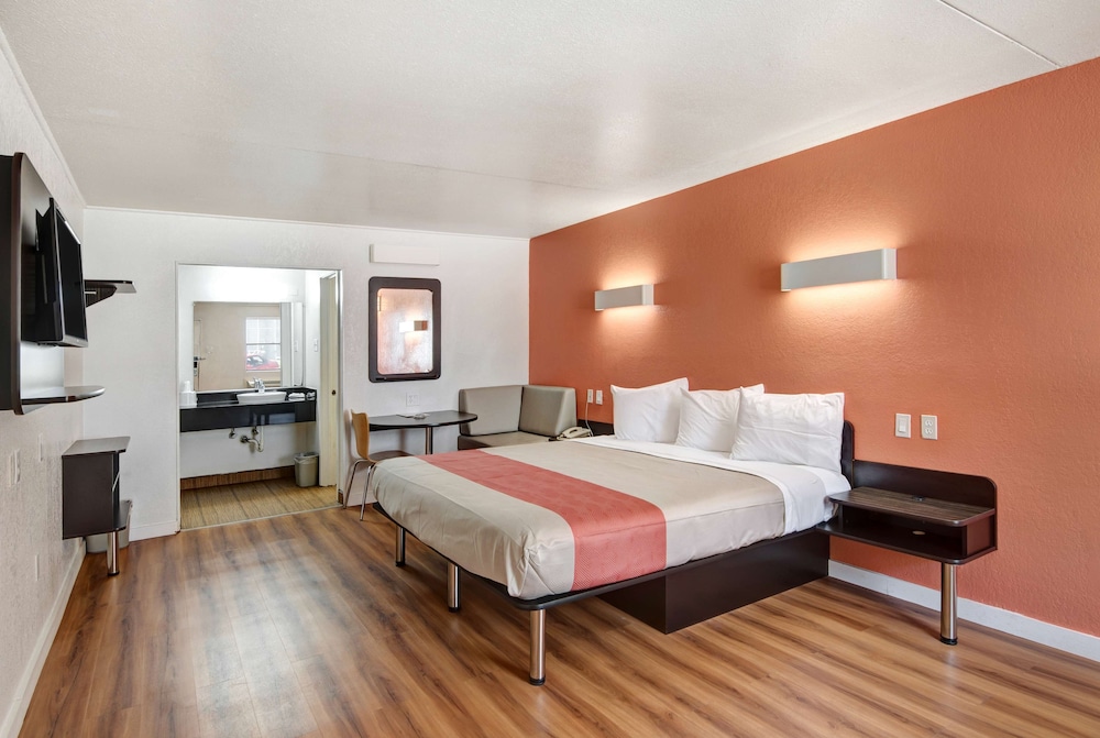 STANDARD, QUEEN BED