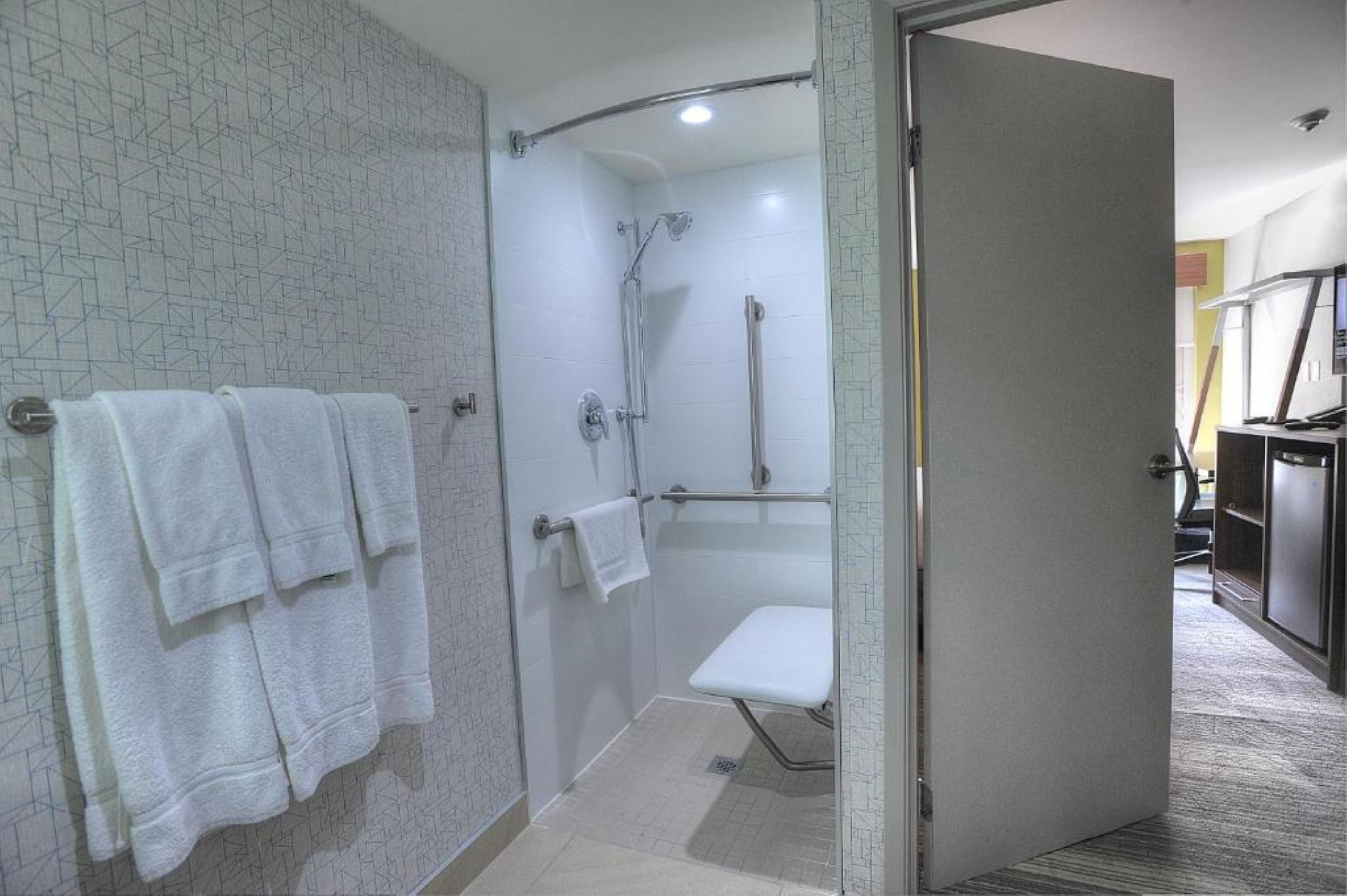Holiday Inn Express Suites Toronto Airport West 55/55