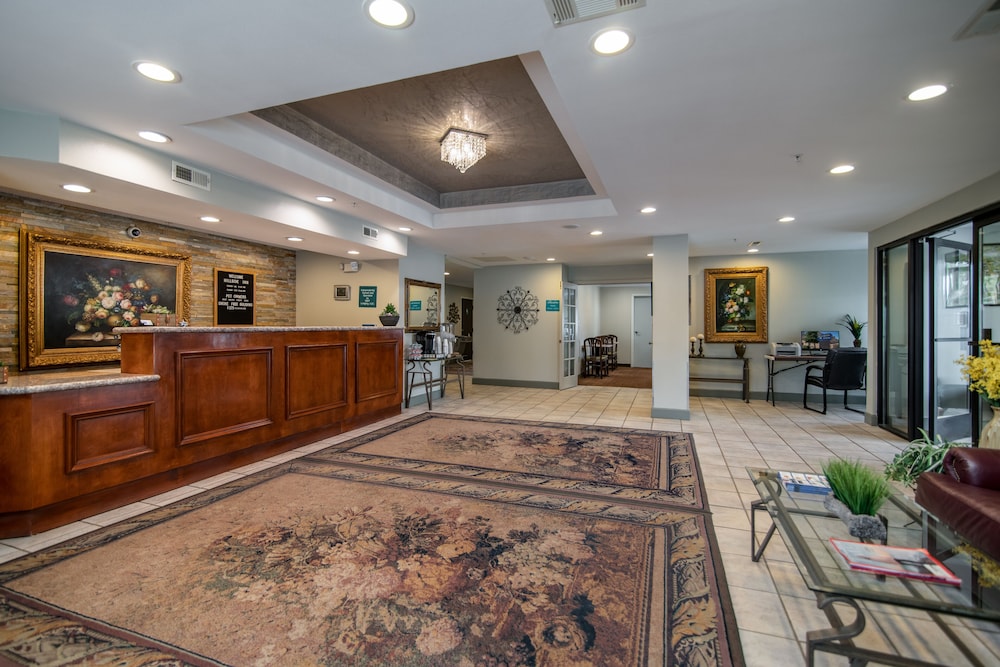 Hillside Inn 18/45