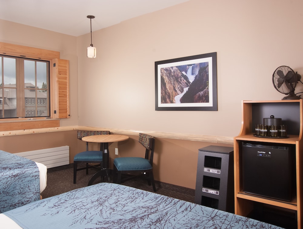 Canyon Lodge & Cabins 26/28