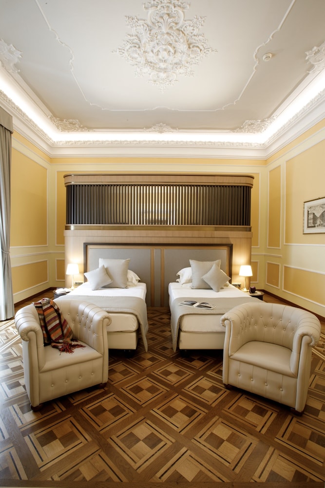 PRESIDENTIAL, SUITE