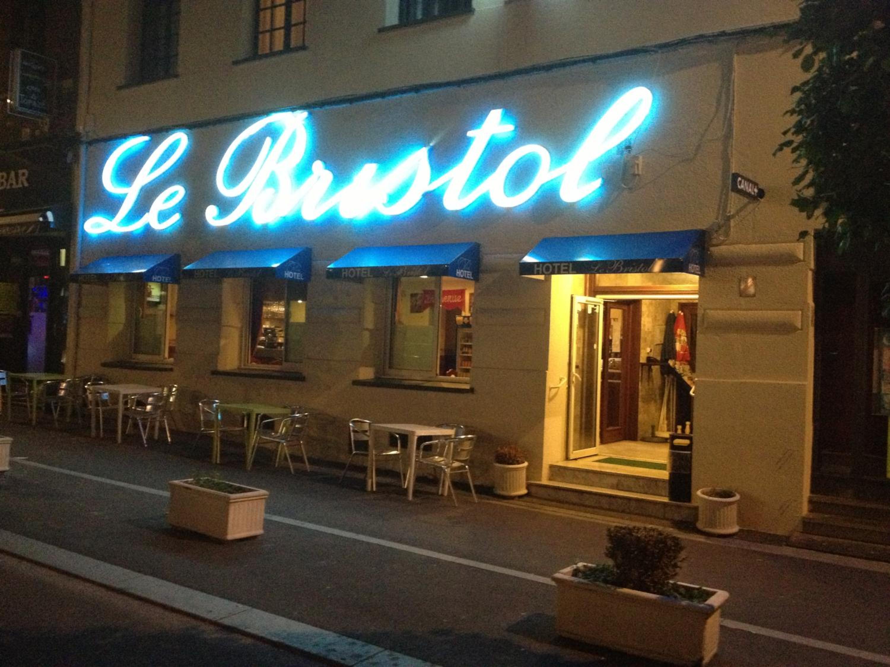 L Hotel Le Bristol 2/19