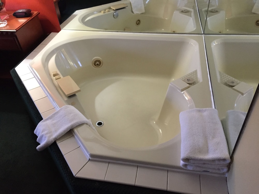 Econo Lodge Norwalk 28/28