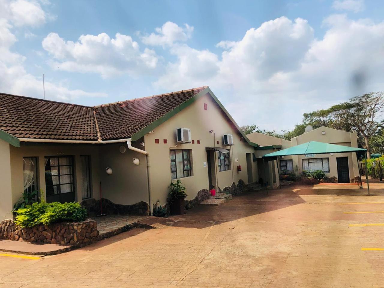 Hluzu Guest House 3/25