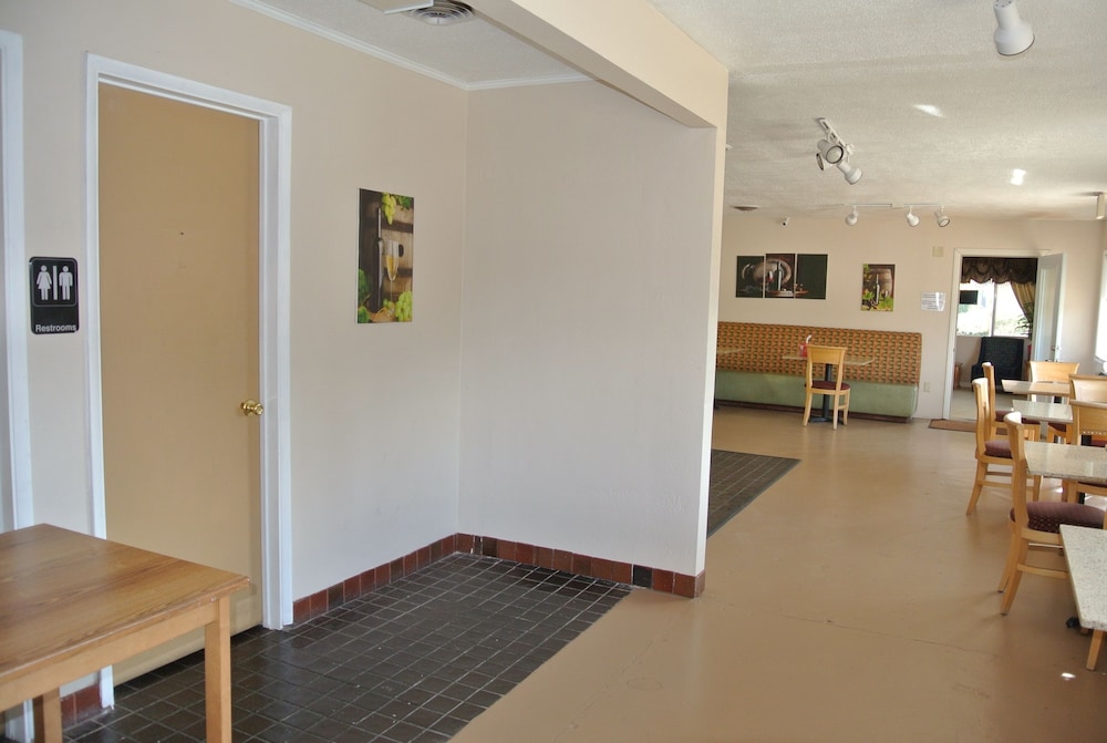Vino Inn & Suites (ex Rancho Tee Motel) 45/63