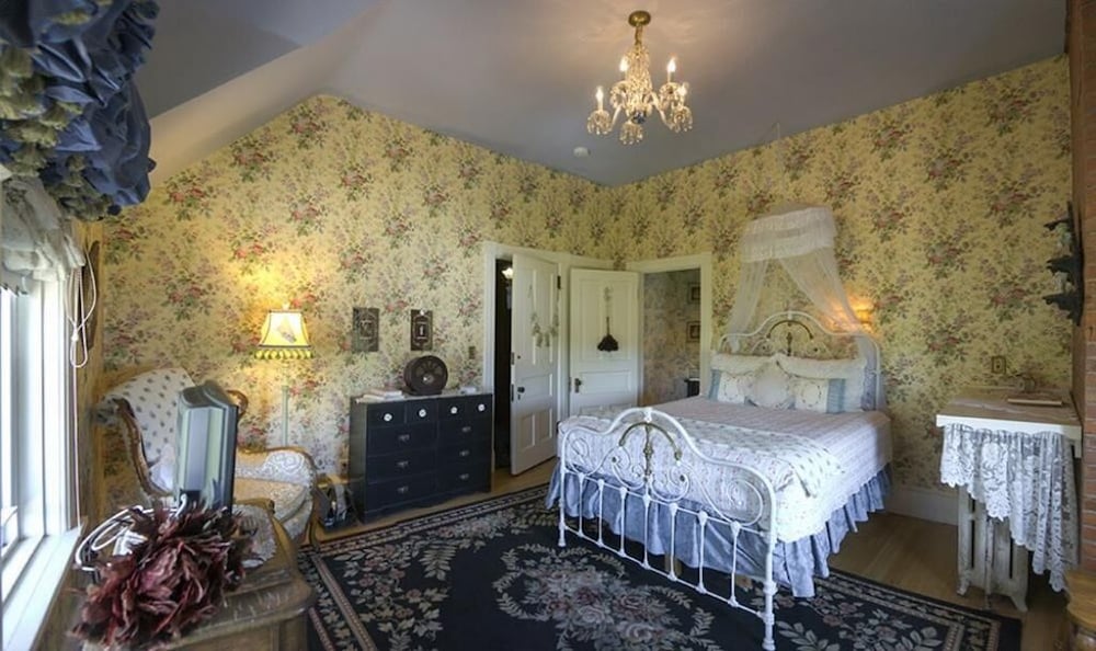 Alexander Mansion Historic Bed and Breakfast 5/48