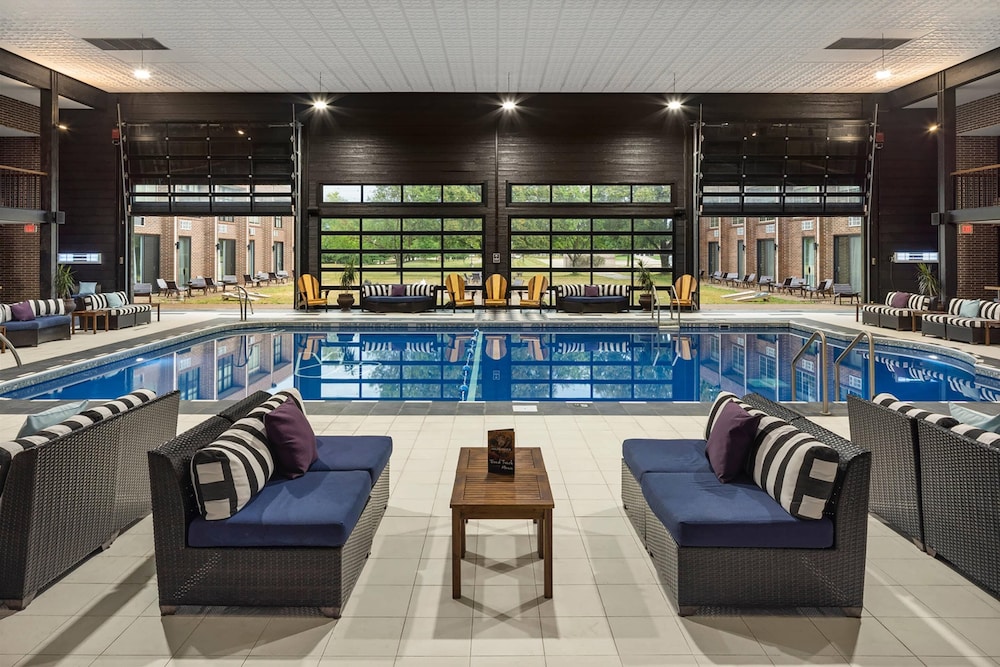 The Highlander Hotel Iowa City, an Ascend Collection Hotel 32/58