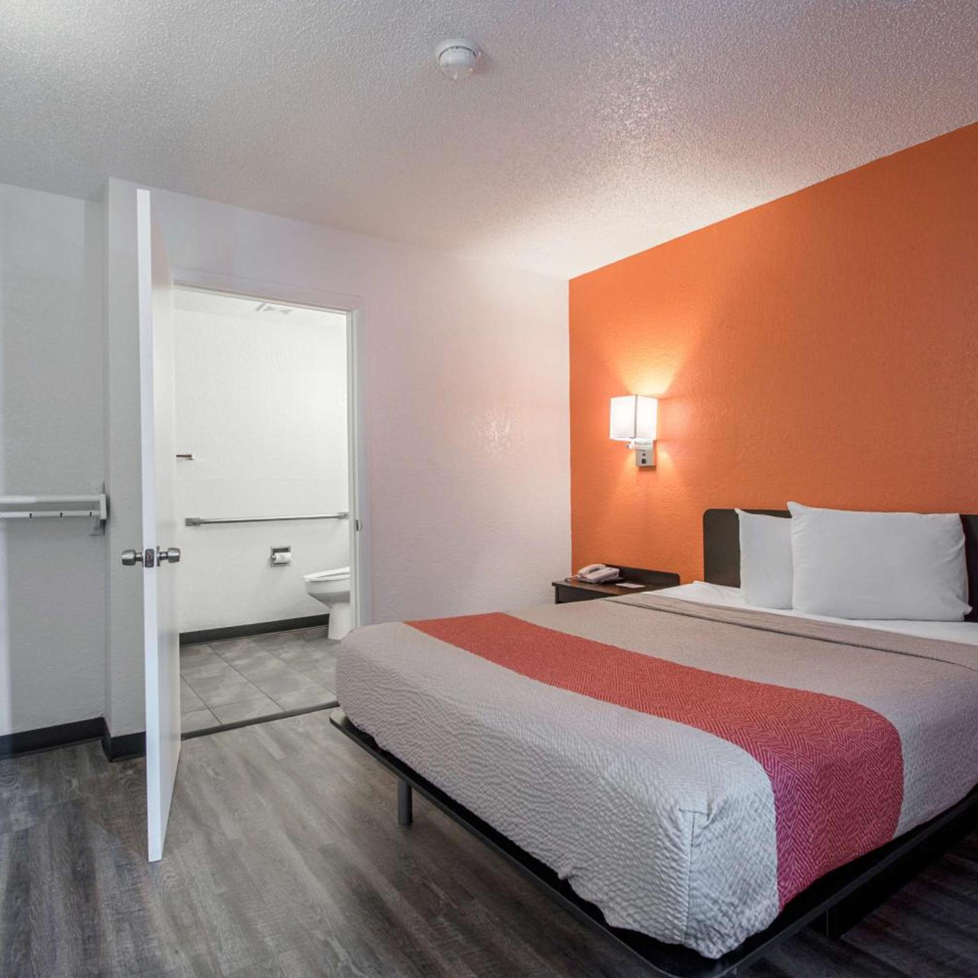 ROOM, QUEEN BED