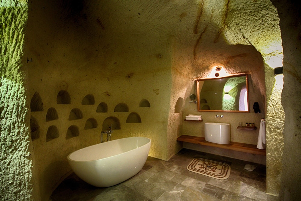 1811 Cave Hotel 50/50
