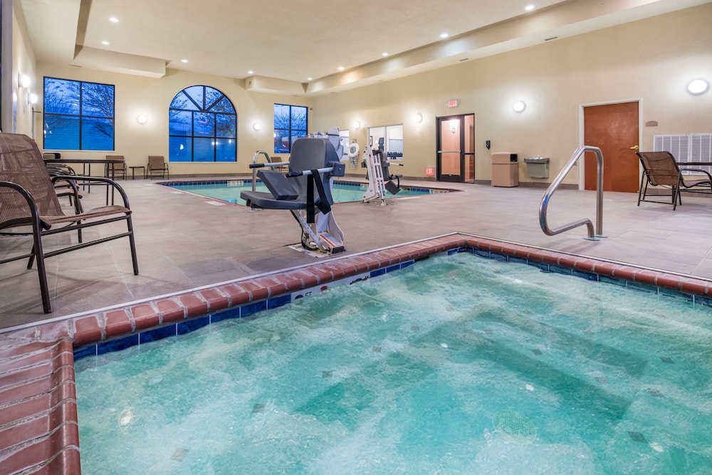 Holiday Inn Express & Suites Rocky Mount/Smith Mtn Lake 46/75