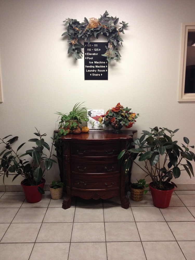 Americas Best Value Inn Somerville, TX 23/52
