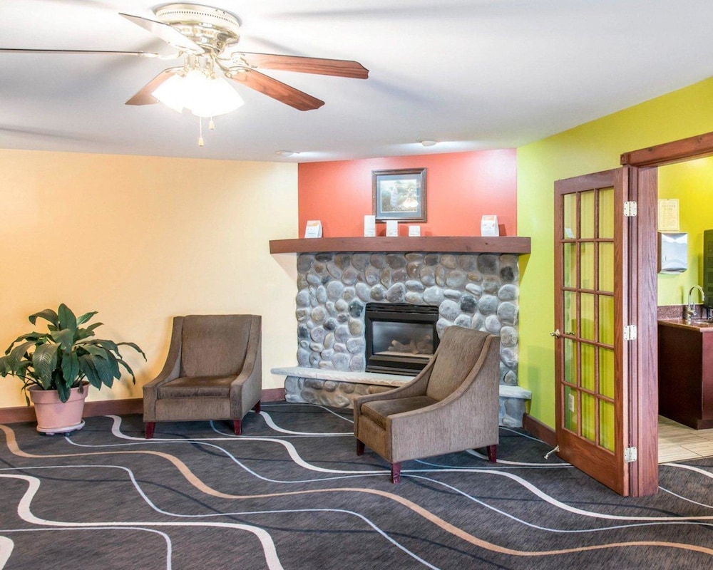 Econo Lodge Inn & Suites Eau Claire South 23/33