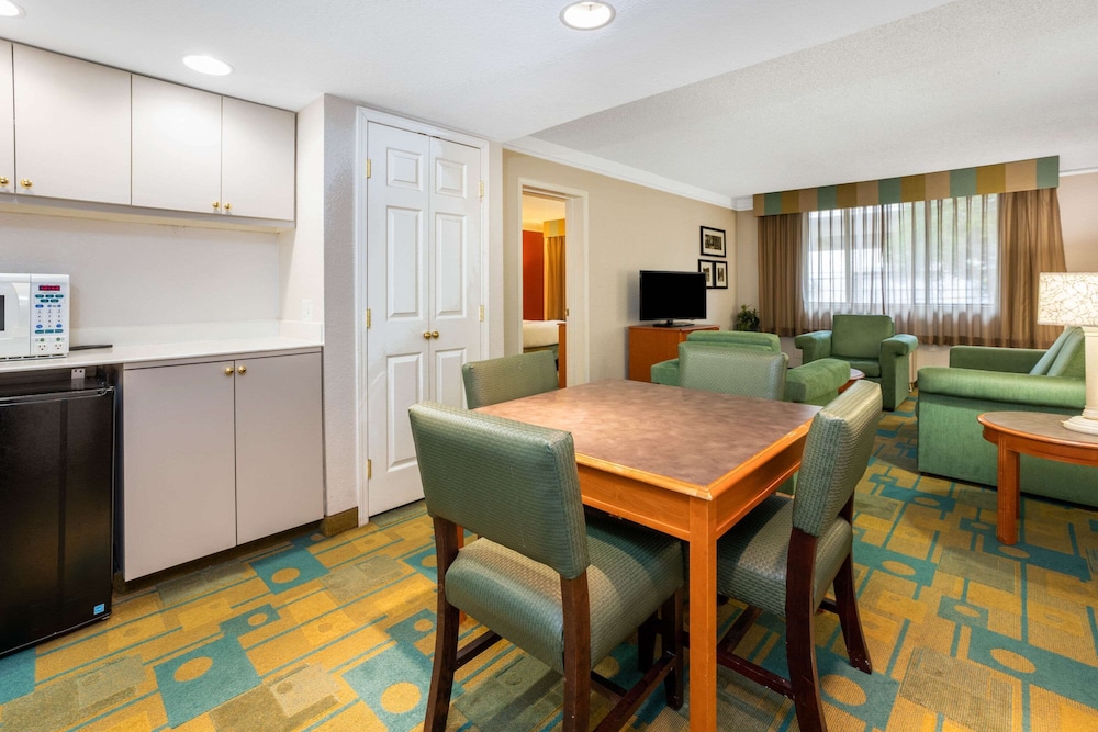 La Quinta Inn & Suites by Wyndham Seattle Sea-Tac Airport 33/48