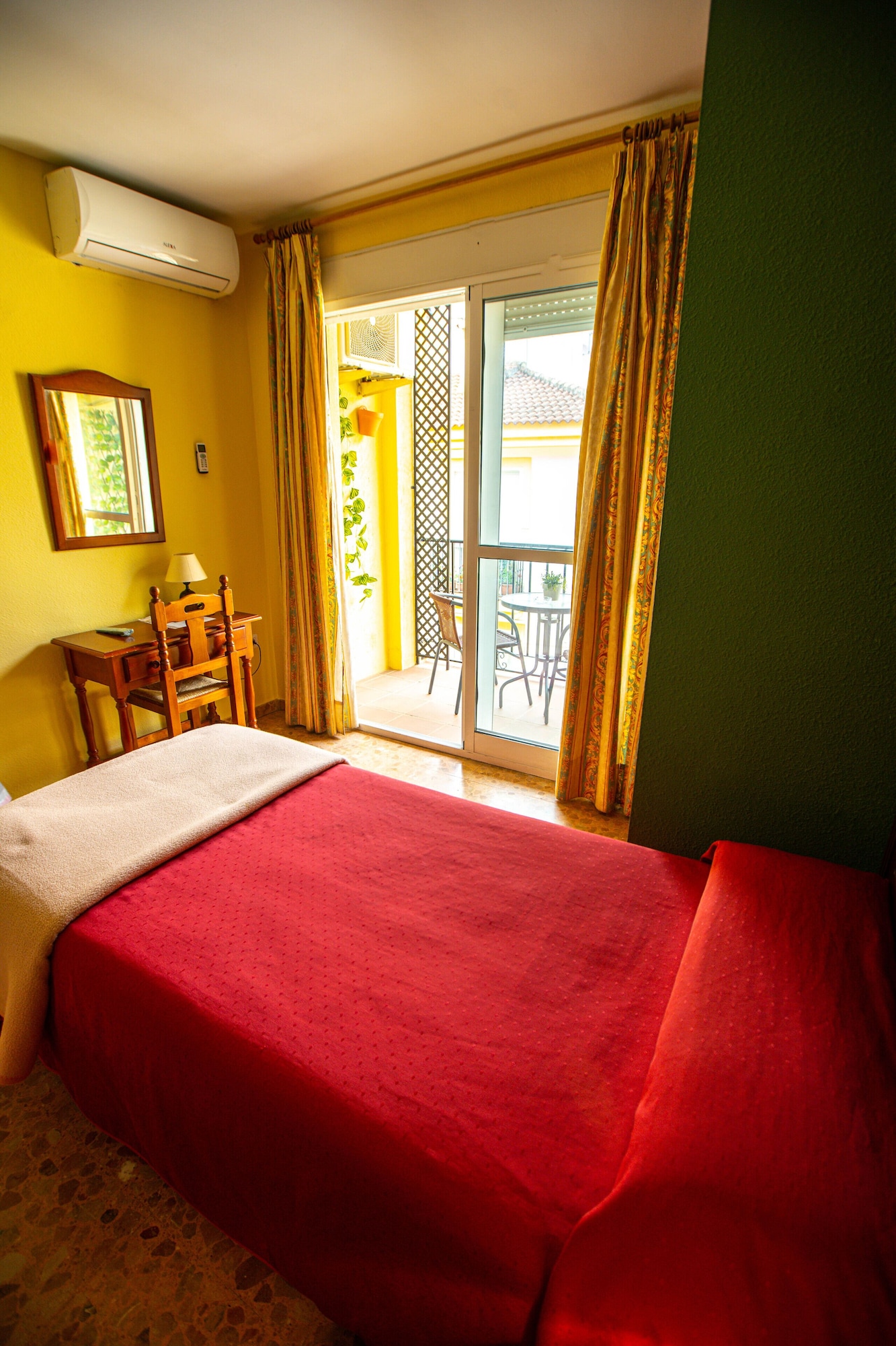 ROOM, DOUBLE BED