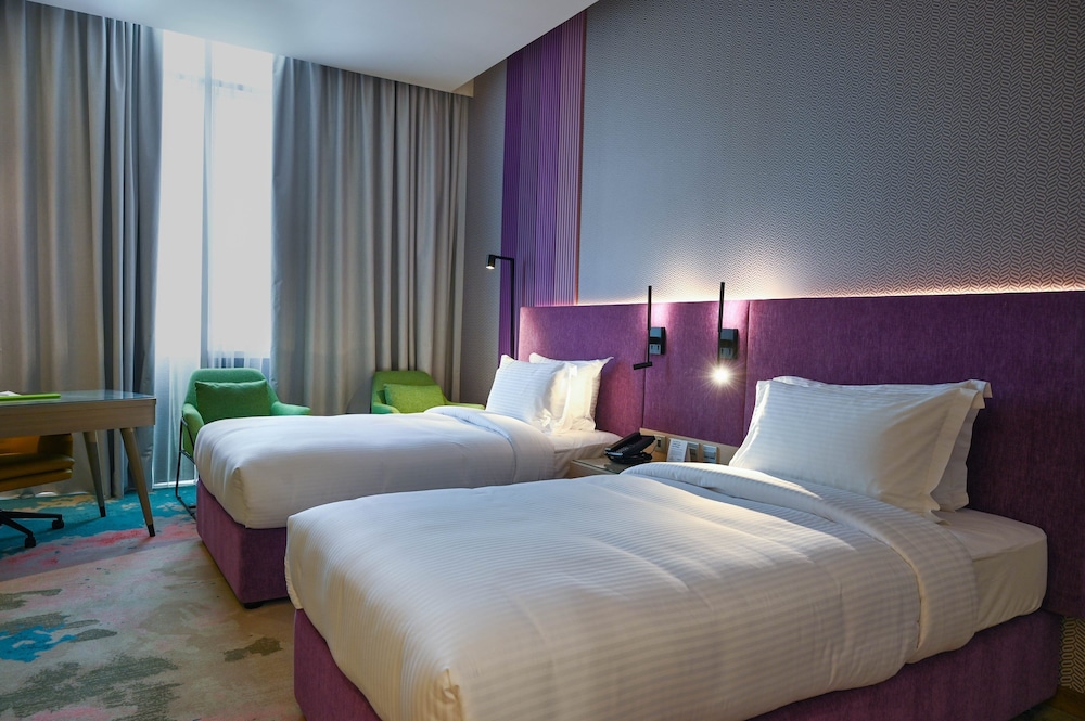 ROOM, TWIN BEDS, CITY VIEW, SMOKING