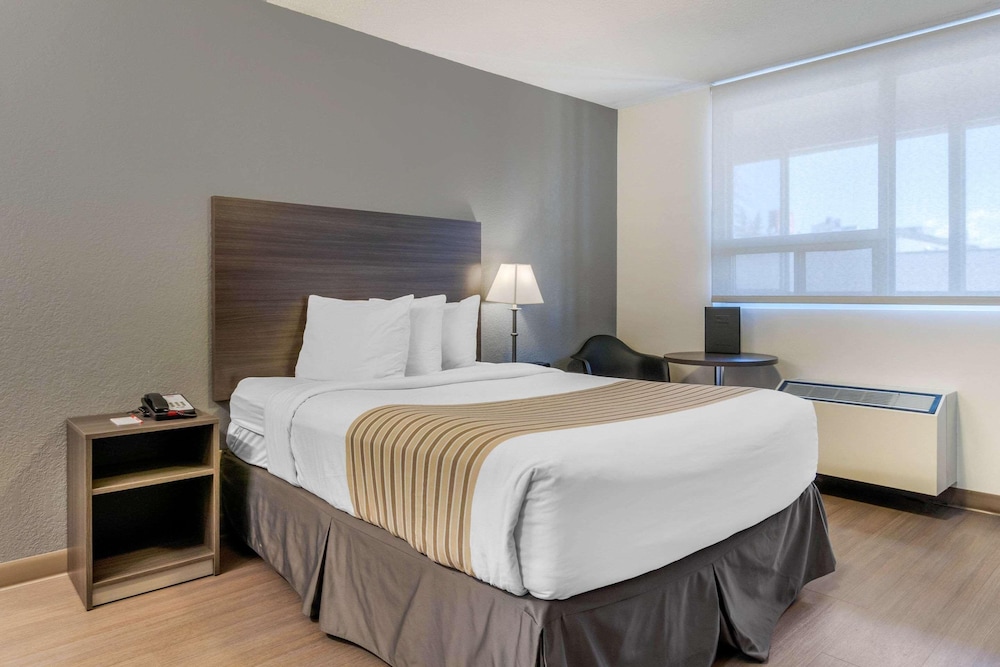 Super 8 by Wyndham Macleod Trail Calgary 18/60