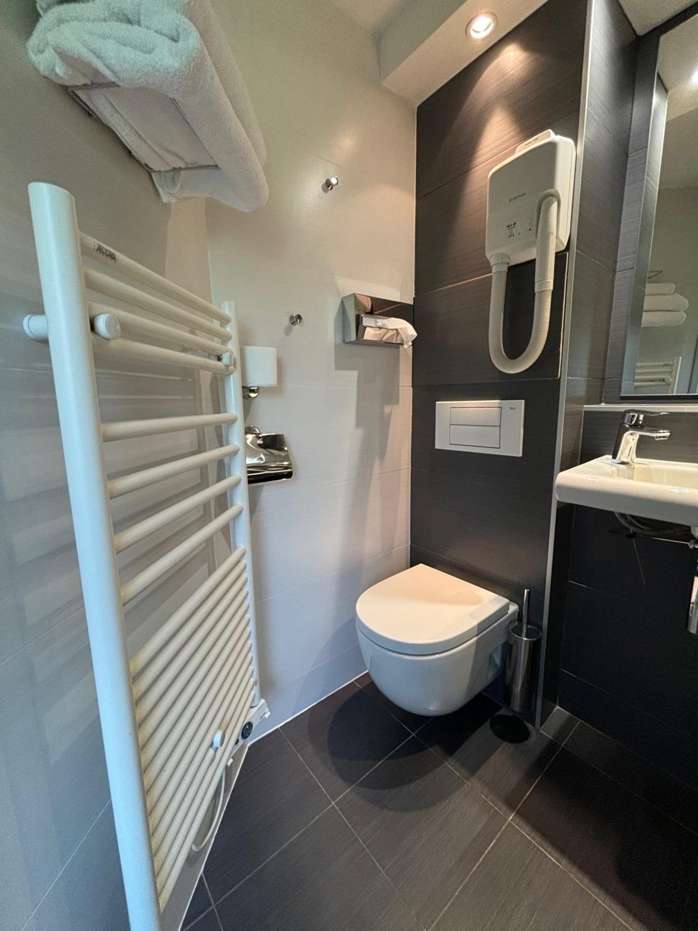 غرفة ثلاثية بسرير مزدوج وسرير فردي، KYRIAD BORDEAUX - LORMONT 9/10