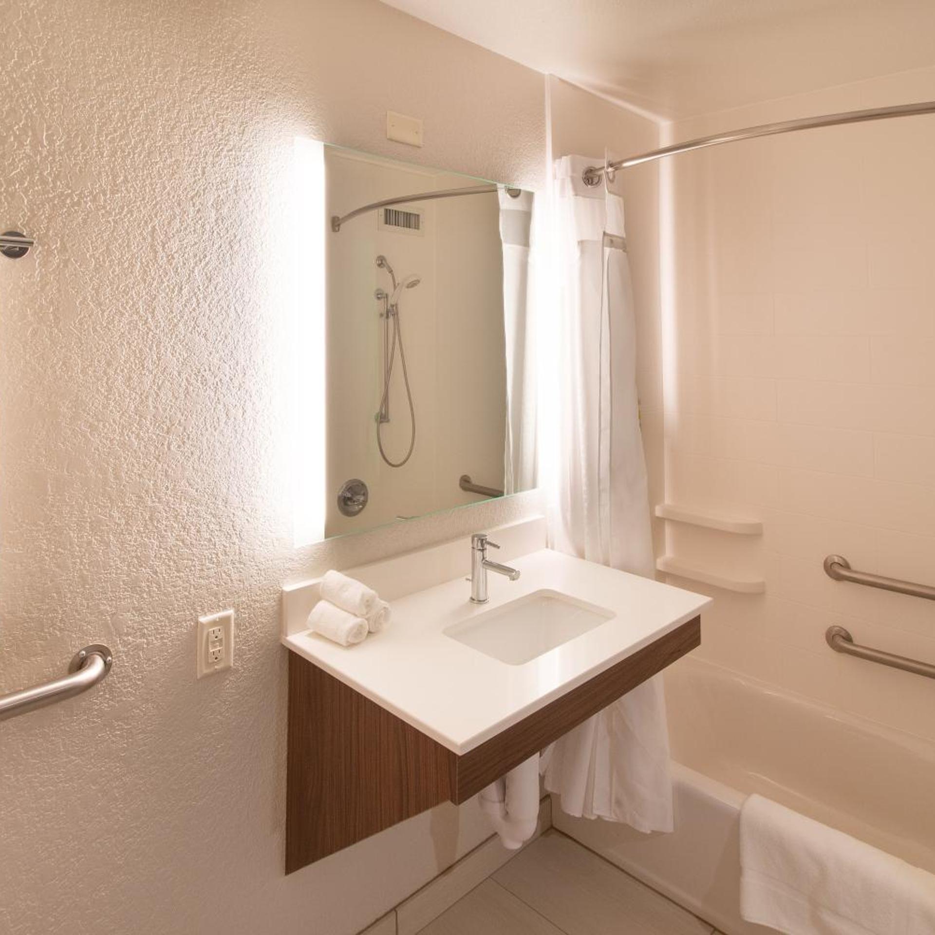 جناح بسريرين، Holiday Inn Express Hotel And Suites Worthington 6/6