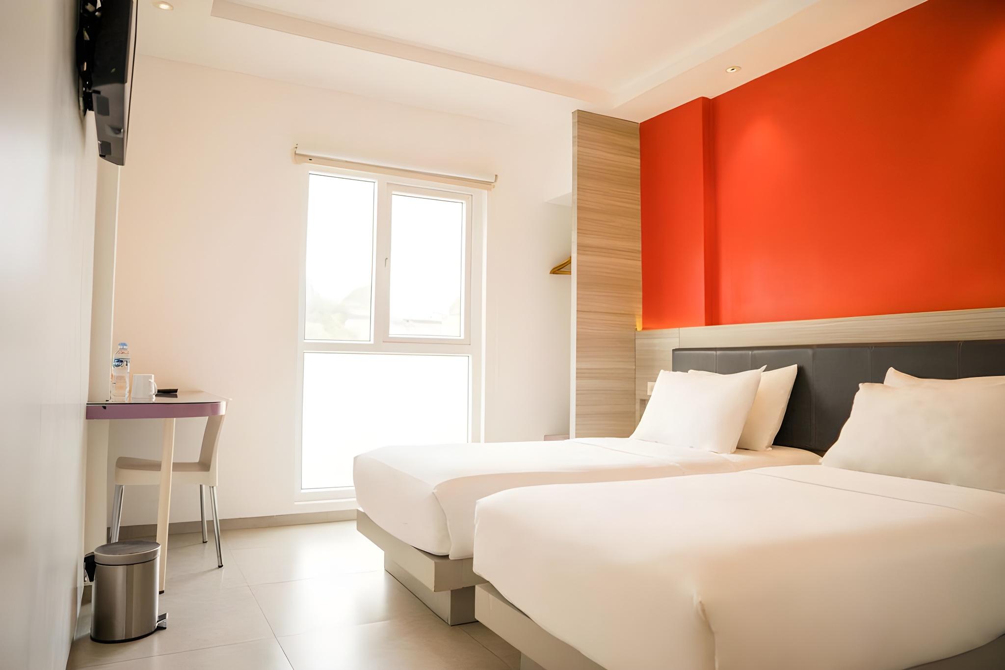 Smart, Hollywood, Twin Beds