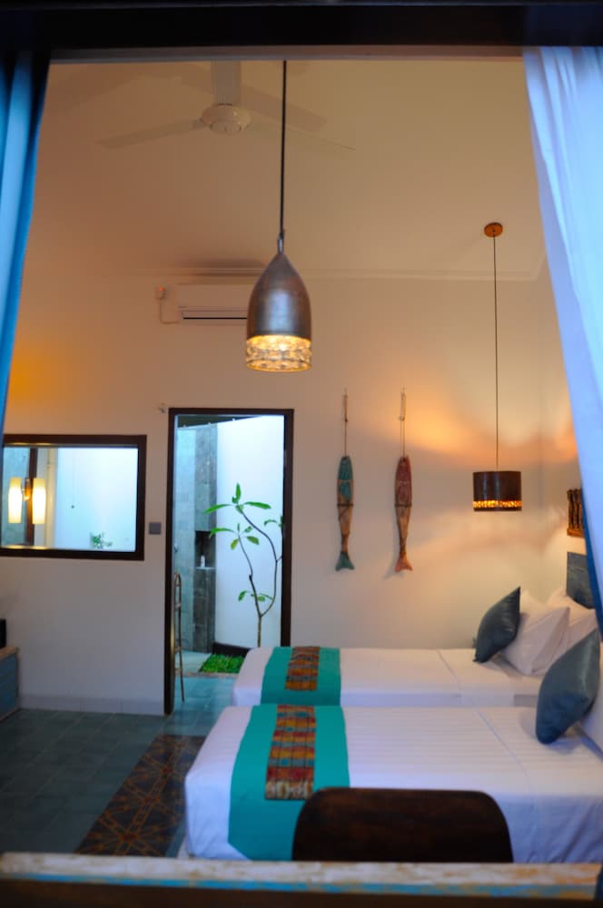 ROOM, TWIN BEDS, POOL VIEW