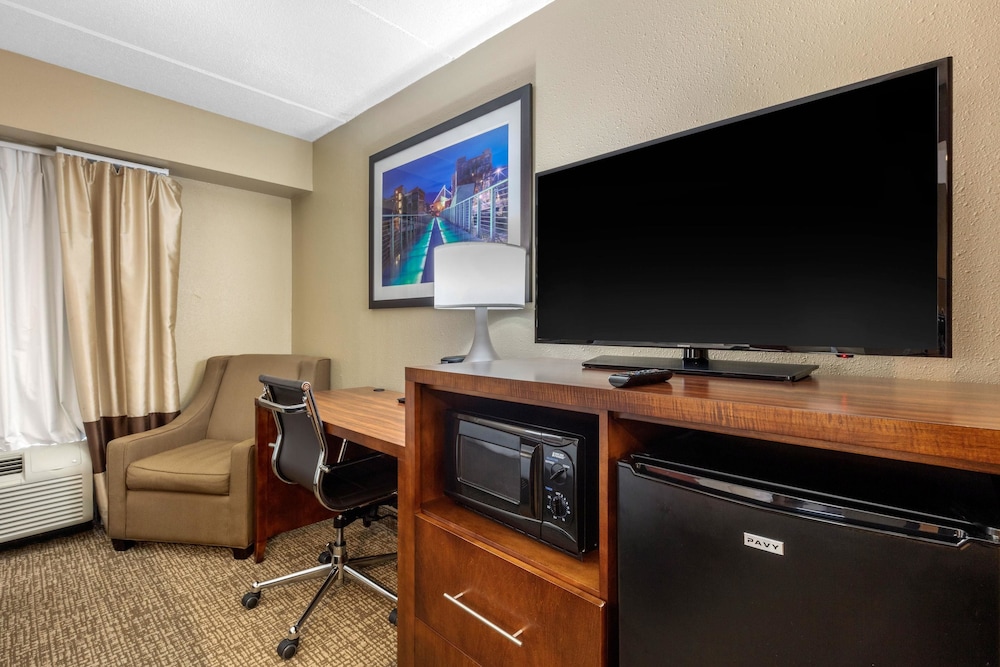 Comfort Inn & Suites Hamilton Place 36/39
