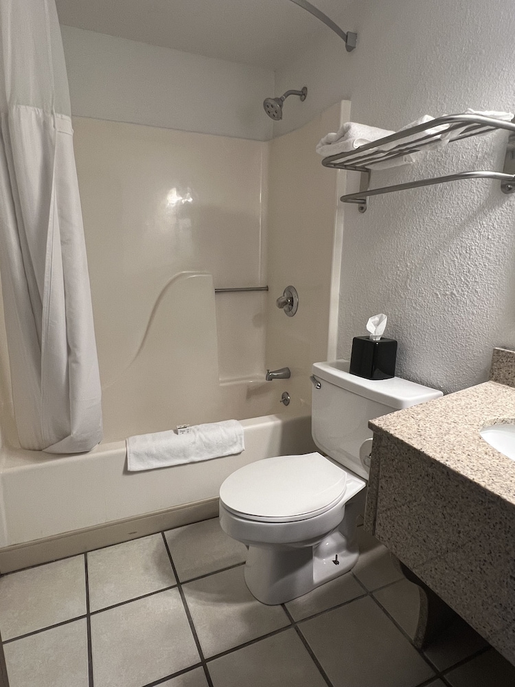 Ramada by Wyndham Effingham 40/41
