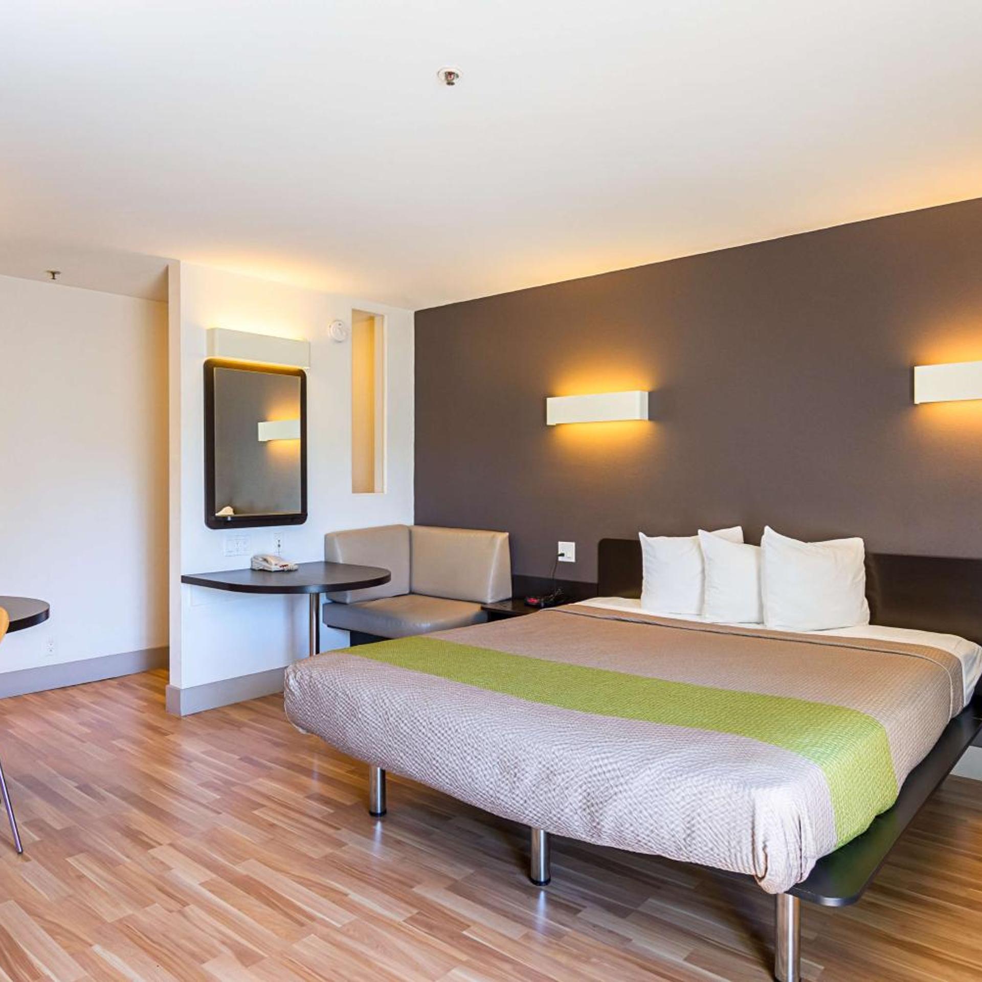 1 Queen Bed - Non-Smoking