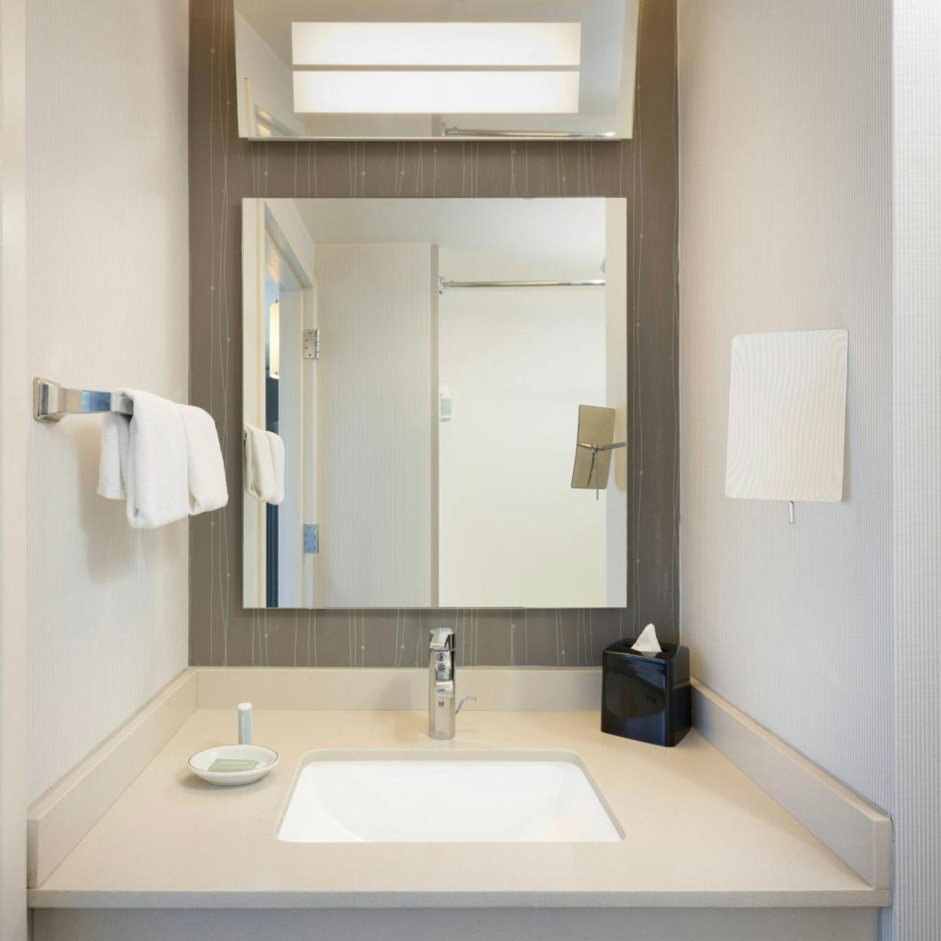 غرفة بسرير كينج مع أريكة في طابق مرتفع، Courtyard Chicago Downtown/Magnificent Mile 7/9