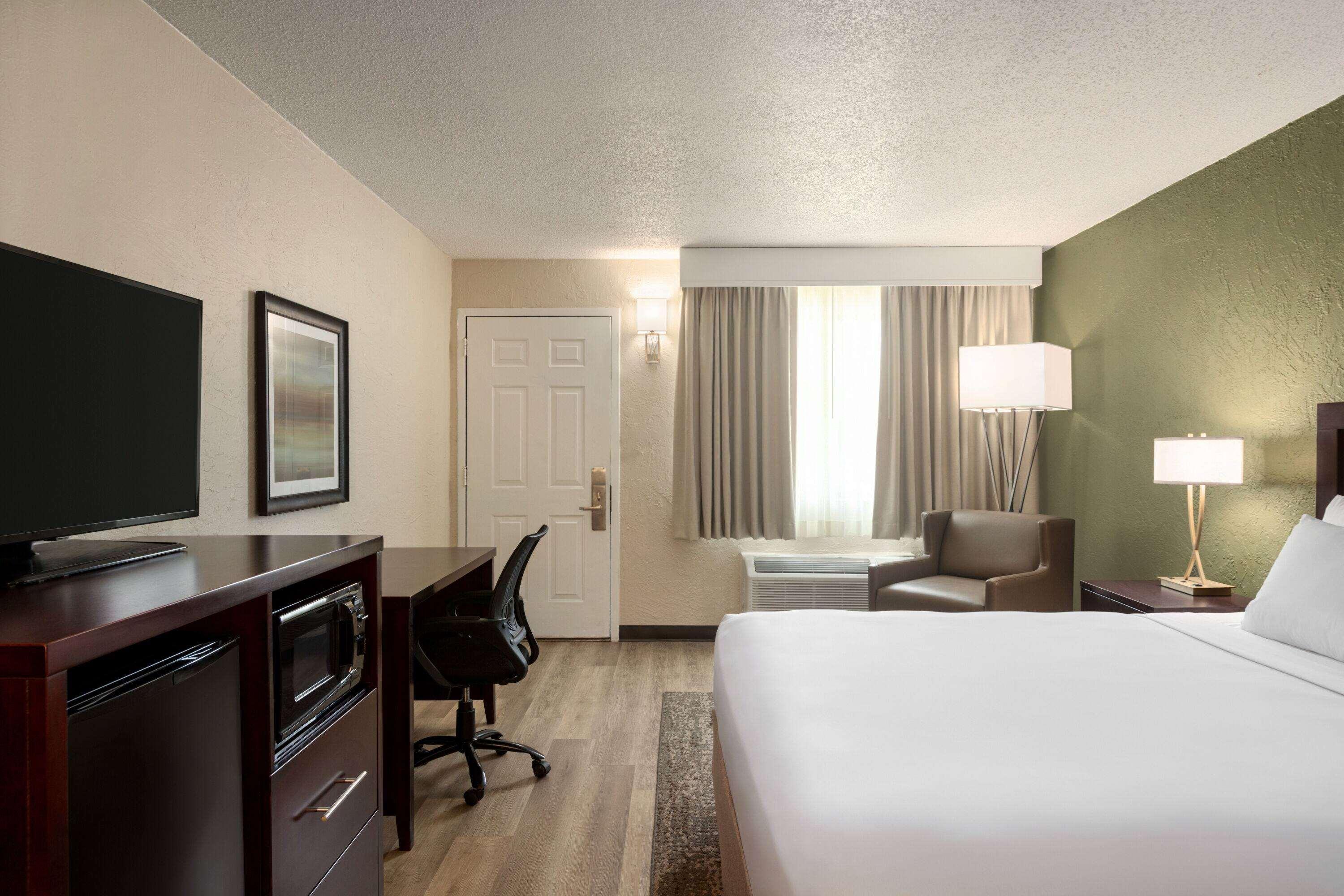 غرفة بسرير مزدوج لذوي الإعاقة، Mai Hana Hotel and Suites International Drive 3/4